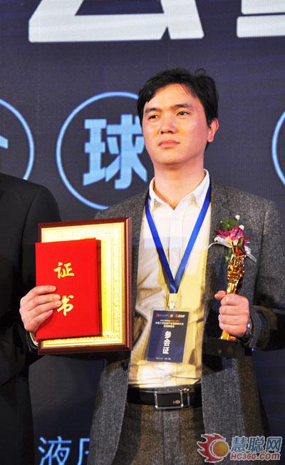 临海市久大橡胶履带厂总经理朱顺辉作为代表上台领奖